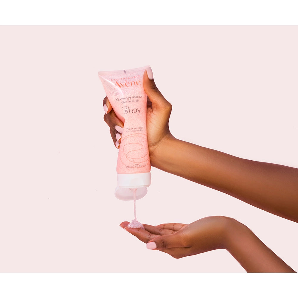 Texture crémeuse du gommage Avène Gentle Body Scrub – microbilles douces pour lisser et adoucir la peau en douceur