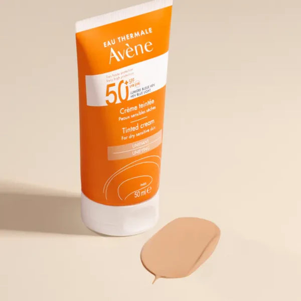 Texture du fluide teinté Avène SPF50+ – fini naturel et couvrance légère pour peaux sensibles exposées au soleil