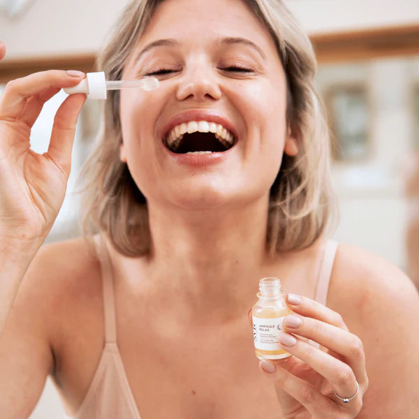 Texture légère et fraîche du concentré yeux SVR Ampoule Relax – application ciblée pour lisser, apaiser et décongestionner le regard