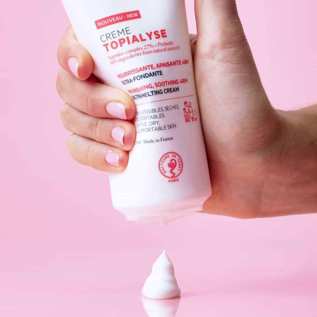 Texture riche et fondante de la crème SVR Topialyse Émolliente – hydrate intensément, restaure la barrière cutanée et offre un confort durable