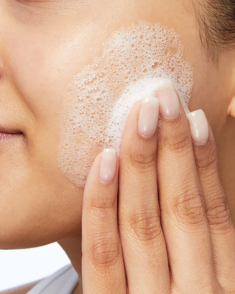 CeraVe Foaming Cleanser for Normal to Oily Skin 236ml held in hand – gentle daily face wash with niacinamide and ceramides.