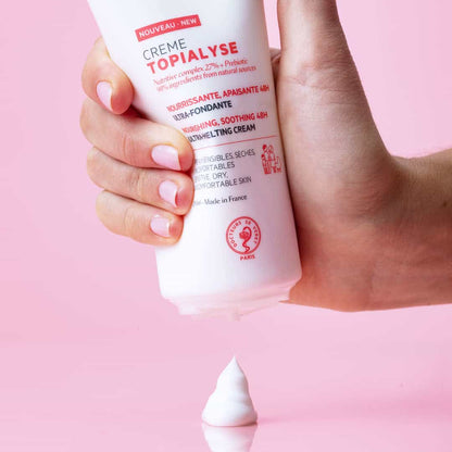 Texture riche et fondante de la crème SVR Topialyse Émolliente – hydrate intensément, restaure la barrière cutanée et offre un confort durable
