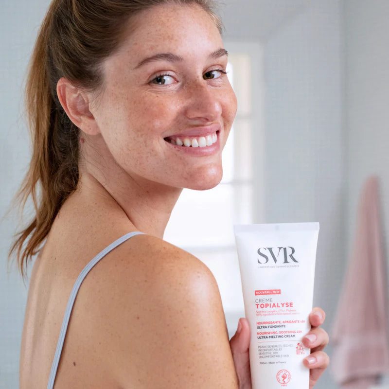 Texture riche et fondante de la crème SVR Topialyse Émolliente – hydrate intensément, restaure la barrière cutanée et offre un confort durable