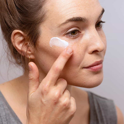 Texture légère et douce de la crème SVR Topialyse Palpébral – nourrit délicatement la peau fine des paupières sans alourdir