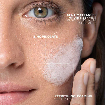 La Roche-Posay Effaclar Purifying Foaming Gel 400ml held in hand – cleanser for oily, acne-prone skin.